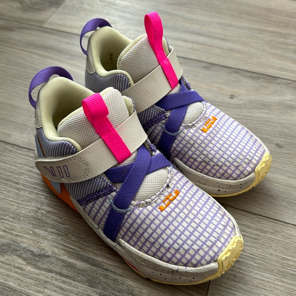 Nike VW1 kids basketball/tennis shoe